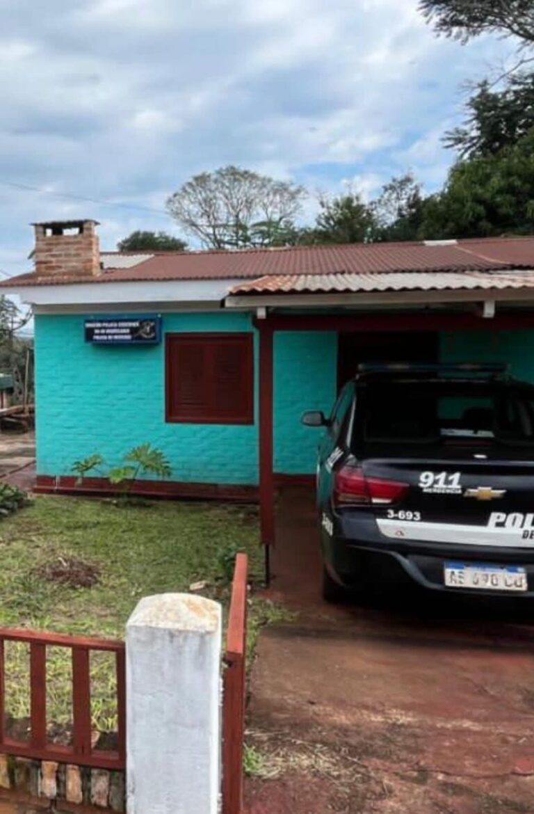 Montecarlo: policía salvó a un niño de 2 años que se estaba asfixiando